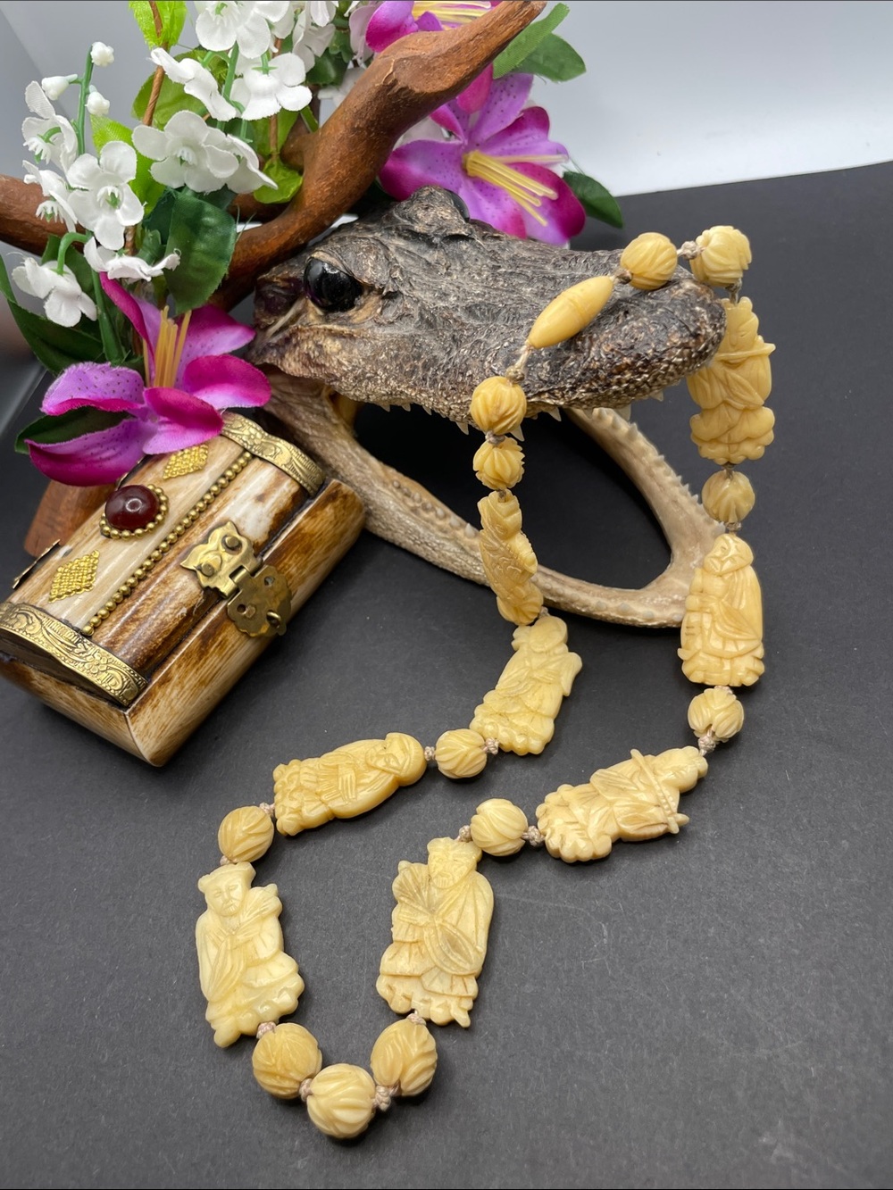 Asian figures carved ox bone necklace vintage B49